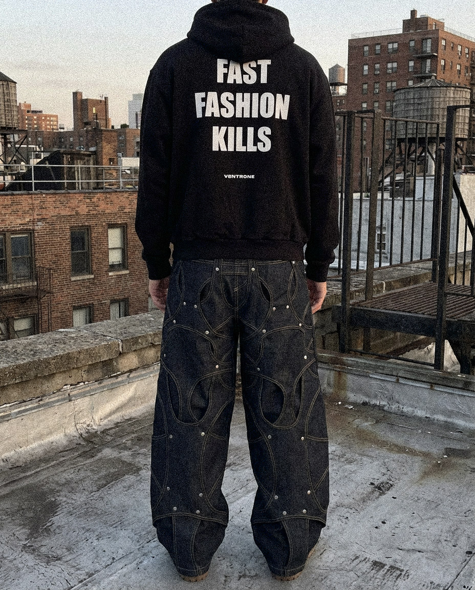 “FAST FASHION KILLS ”Black Oversized Zipped Hoodie. - Imagen 3